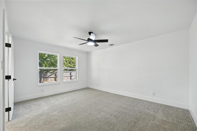 Building Photo - 508 W White Ave