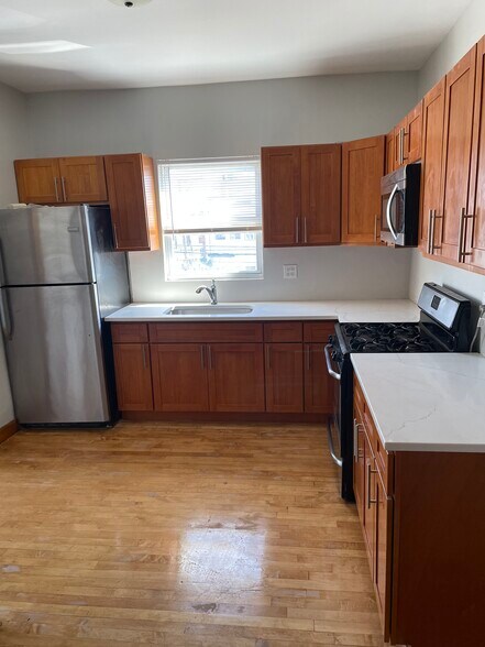 Building Photo - 4817 W Cornelia Ave