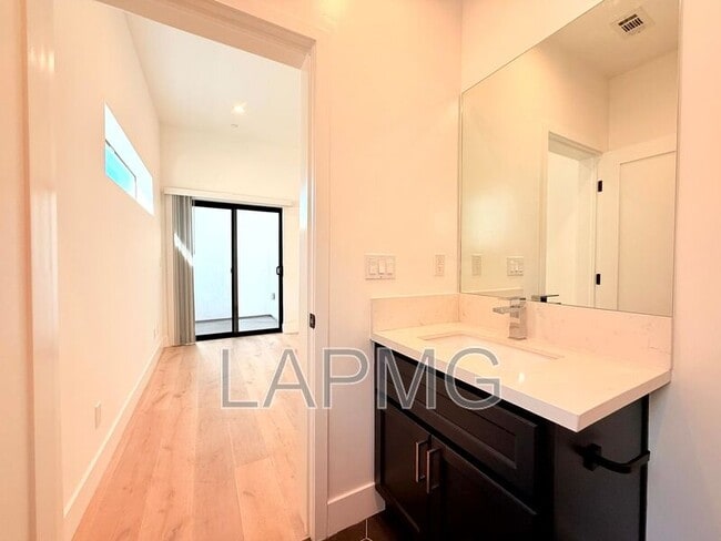 Building Photo - 3414 London St