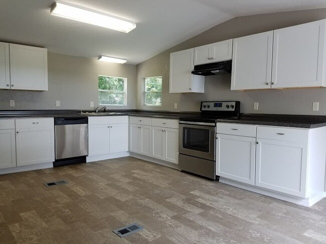 Building Photo - 3 Bed 2 Bath Bring your horses or livestock, the property is zoned agriculture