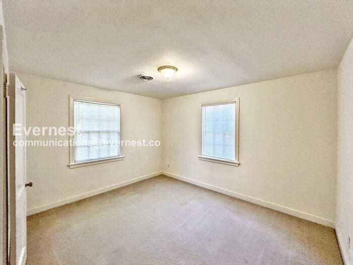 Building Photo - 508 Newport Ave