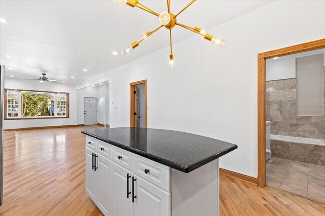 Primary Photo - 2433 W Fletcher St