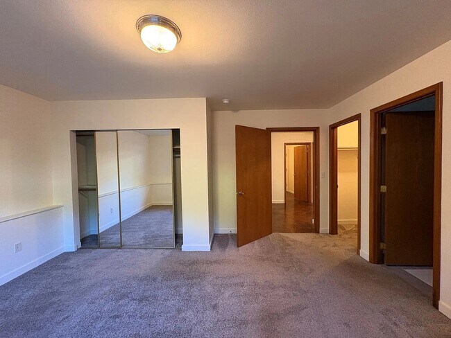 Building Photo - 658 Fox Dr
