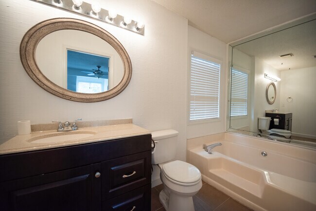 Building Photo - 6815 Raintree Dr