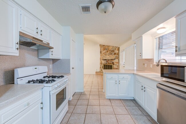 Building Photo - 2213 Baylor Dr