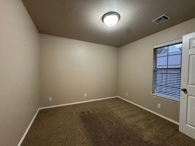 Building Photo - Spacious Home + North Edmond + 3 bedrooms + Study + Edmond Schools + Storm Shelter