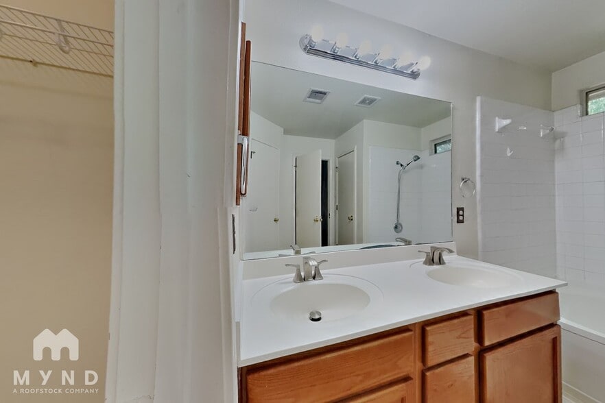 Building Photo - 4611 Echo Lake Dr