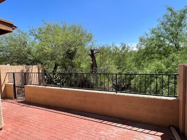 Building Photo - 2 Bdrm/2Bth Townhome