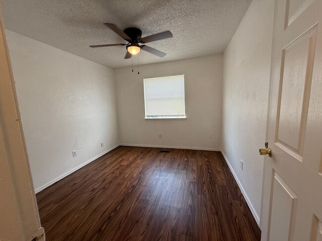 Building Photo - 3 bedroom 2 bath Duplex