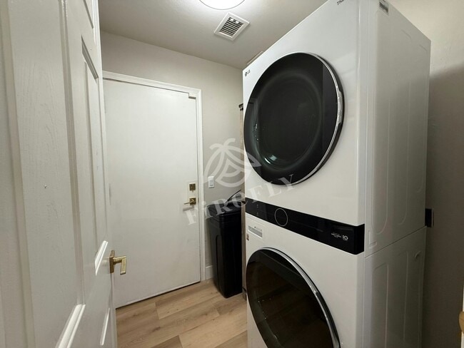 Building Photo - 6100 W Audrey Ln