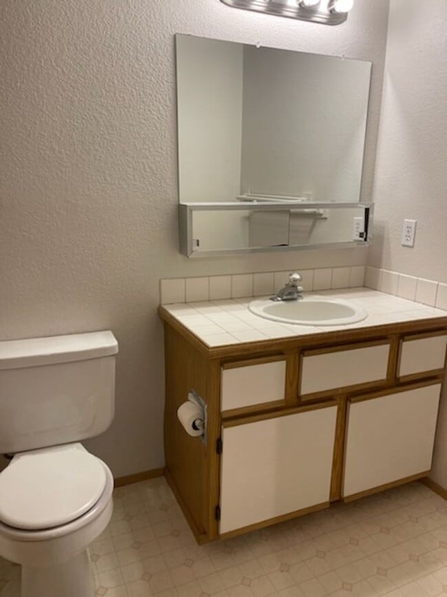 Building Photo - 3 bdrm, 2.5 bath, 2 car garage  (1 attached, 1 detached), Fenced yard, Minutes to Mall and I-5