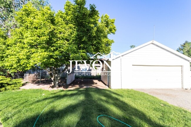 Building Photo - Jevons Property Management Presents this 2 bedroom and 1 bathroom property in the heart of Yakima