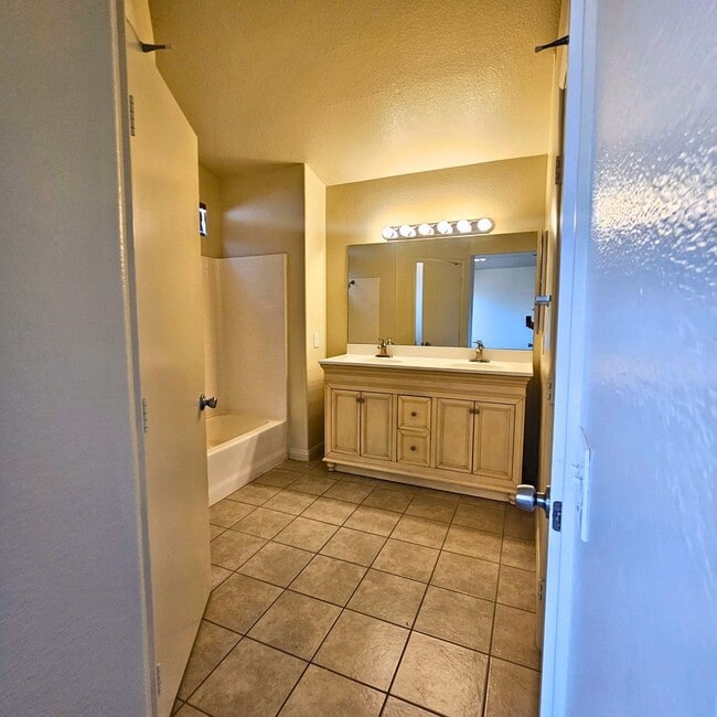 Building Photo - MOVE-IN READY 4BR/3BA SINGLE FAMILY HOME I...