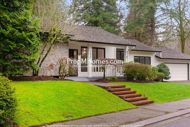 Building Photo - Updated Three Bedroom Gem in Lake Oswego!