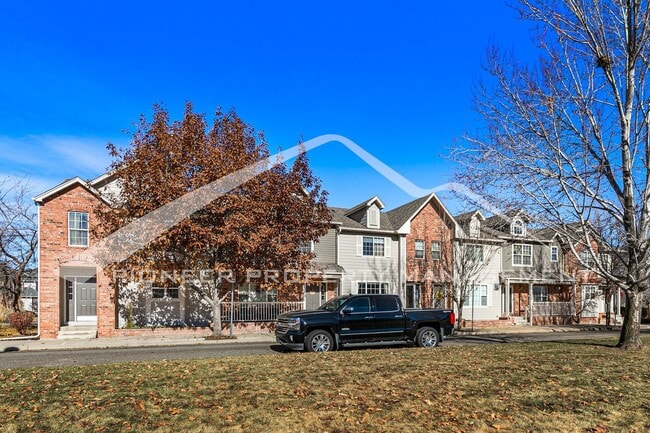Building Photo - Spacious Townhouse with Fenced Patio and Washer/Dryer