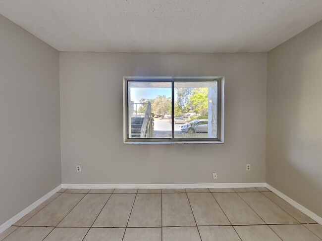 Building Photo - 2549 S Oak Ave