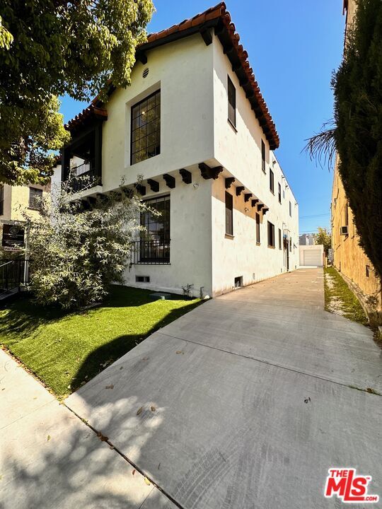 Building Photo - 418 N Stanley Ave