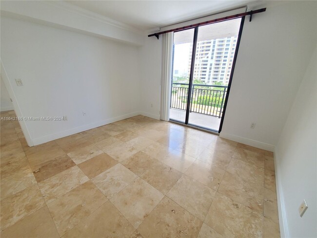 Building Photo - 540 Brickell Key Dr