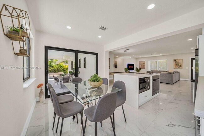 Building Photo - 305 NW 124th St