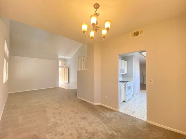 Building Photo - FANTASTIC SINGLE-FAMILY HOUSE WITH 4 BEDROOMS