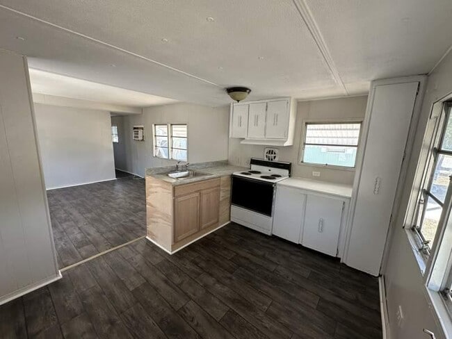 Building Photo - 130 S Suncoast Blvd