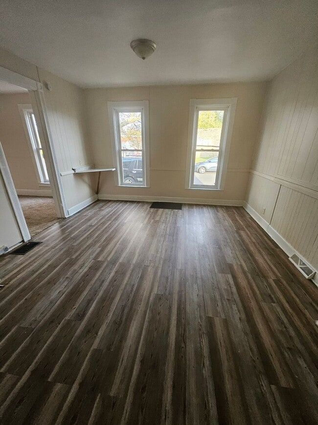 Building Photo - 4 bedroom townhouse style unit on west side