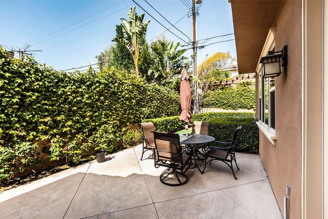 Building Photo - Large 3 Bed 2.5 Bath Home Available In Eas...