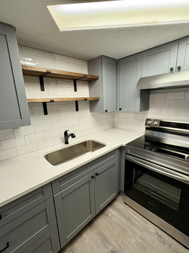 Building Photo - Fully Remodeled Beautiful Home with Bonus ...