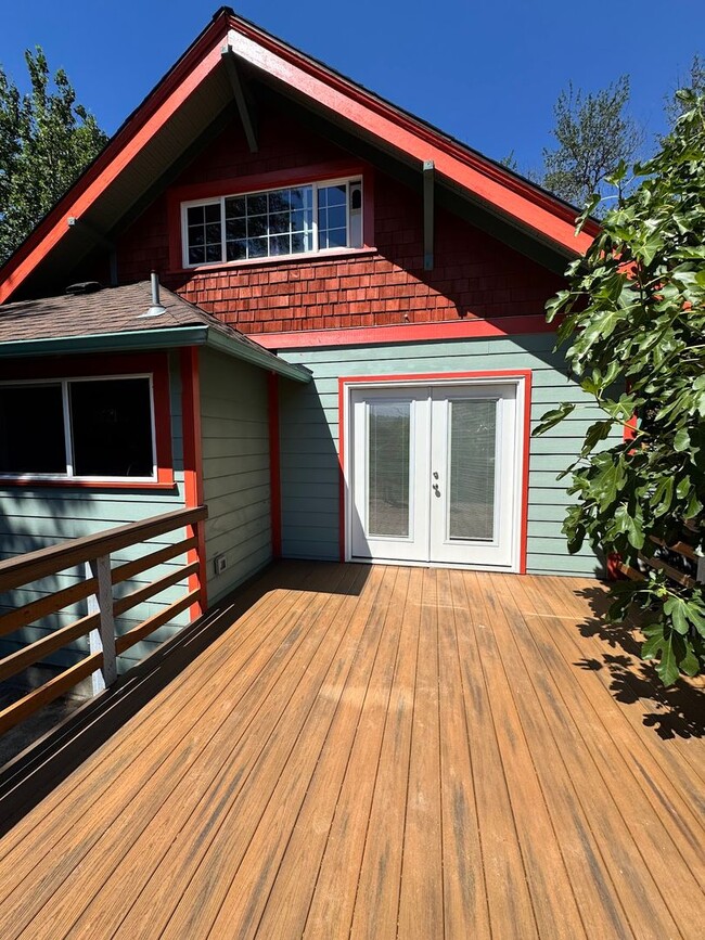 Building Photo - Beautiful 4+ Bed, 3 Bath Crafstman Home with Fenced Yard near St. Johns