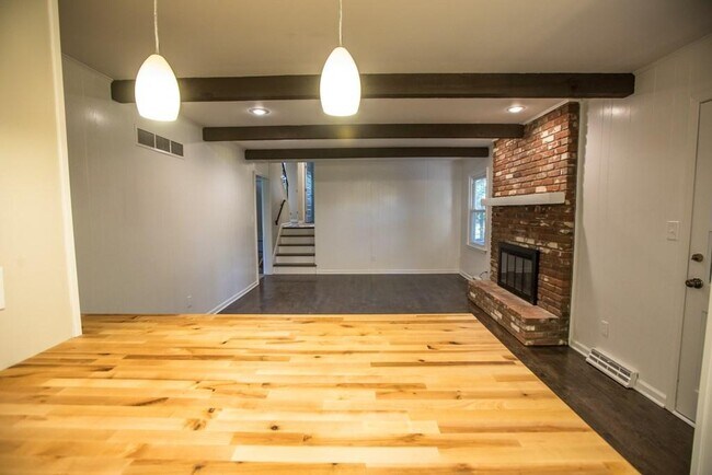Building Photo - 128 Seneca Ln