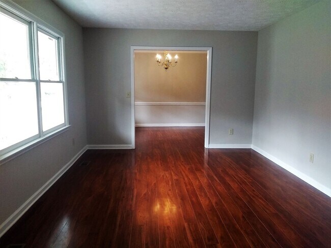 Building Photo - UPDATED & SPACIOUS 3 Bedroom 2 Bathroom home close to SHOPPING & FT BRAGG!!