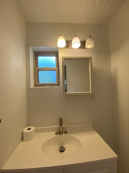 Building Photo - 5819 Bartlett St