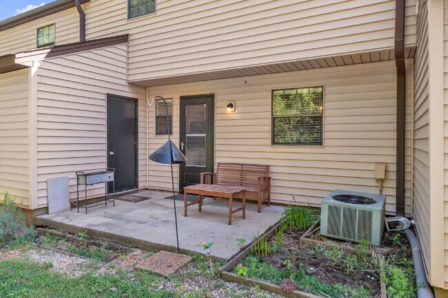 Building Photo - Beautiful 3 Bedroom 2.5 Bathroom Condo in Prime Taylors Location $1,625/mo rent
