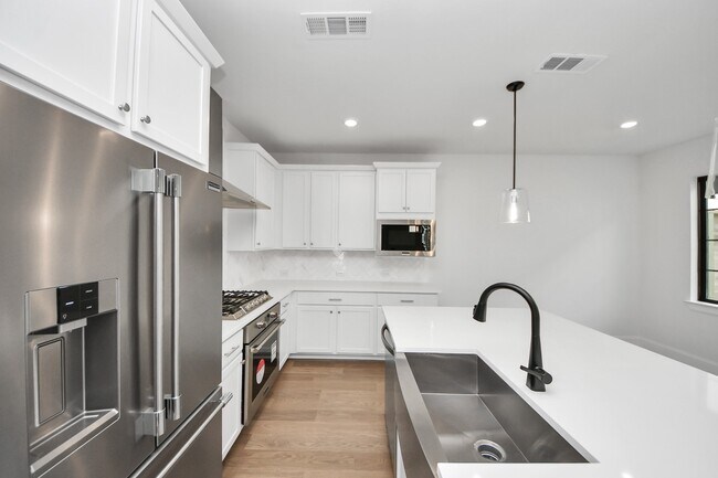 Building Photo - 12010 Royal Oaks Banner Wy