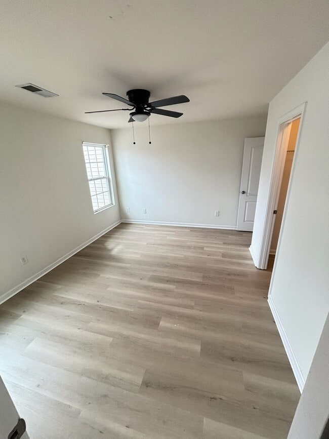 Building Photo - Renovated 3Bd, 2.5Ba End Unit Lake Norman Townhome with Fenced-in Yard and 1 Car Garage Coming Soon