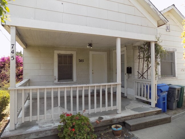 Building Photo - 735-745 Grand Ave