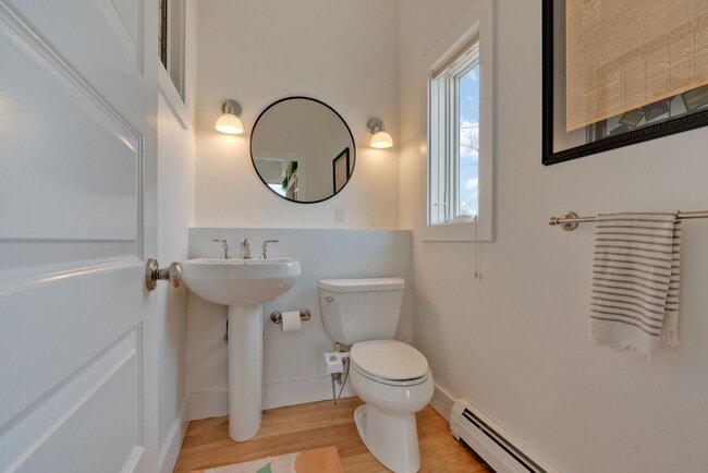 Building Photo - Stunning 4 Bed 2.5 Bath Steps from Willards Beach