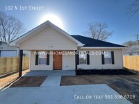 Building Photo - 102 N. 1st. Street | 4 Bedrooms | 2 Bathrooms