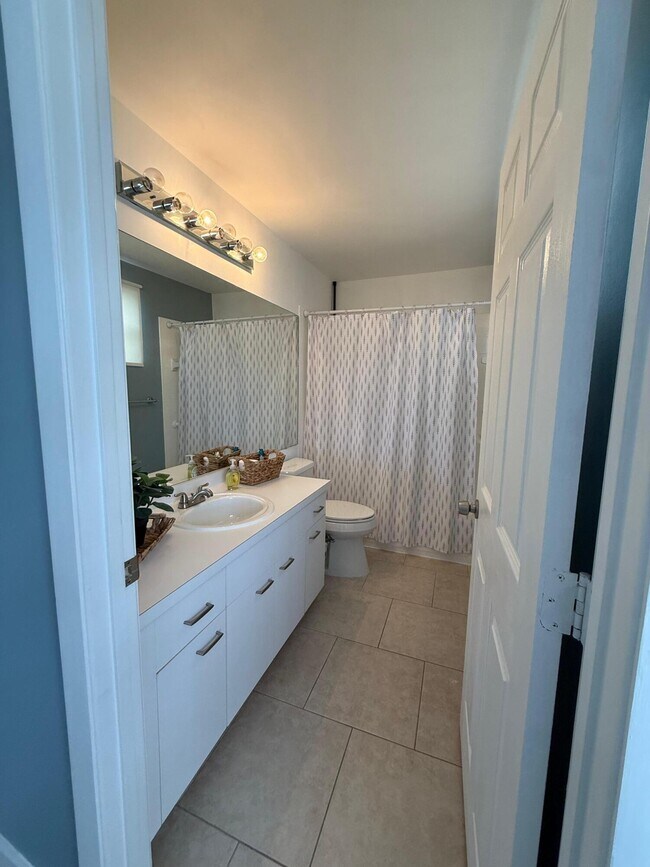 Building Photo - 1120 W Lakes Dr