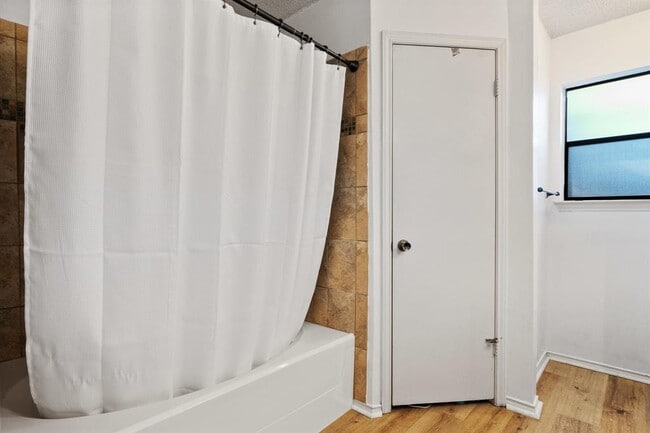 Building Photo - 9826 Briar Ridge Dr