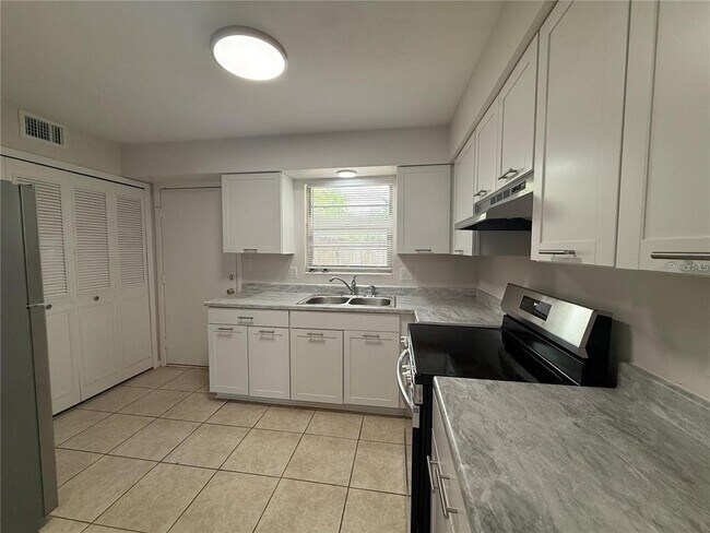 Building Photo - 6030 SW 12 Pl