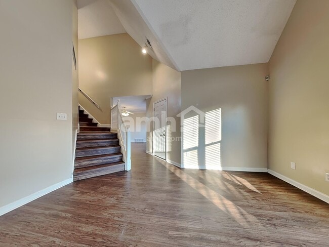 Building Photo - 6857 Briarfield Ln