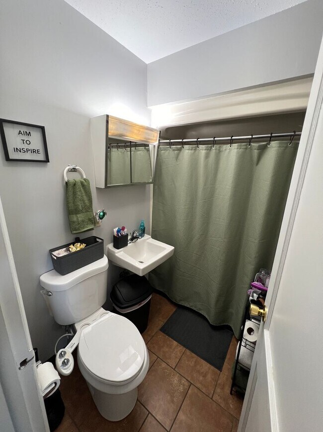 Building Photo - AVAILABLE JUNE - Spacious 2 Bedroom Apartment!