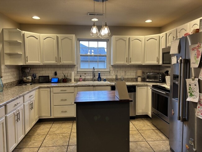 Building Photo - Gorgeous 3 Bedroom 2 Bathroom House!