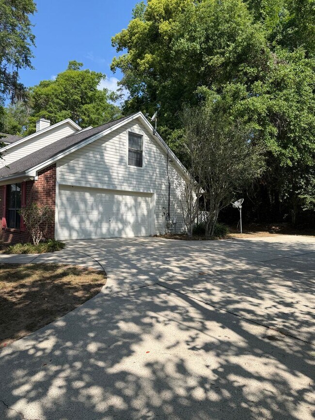 Building Photo - Beautiful Large home off of Mahan