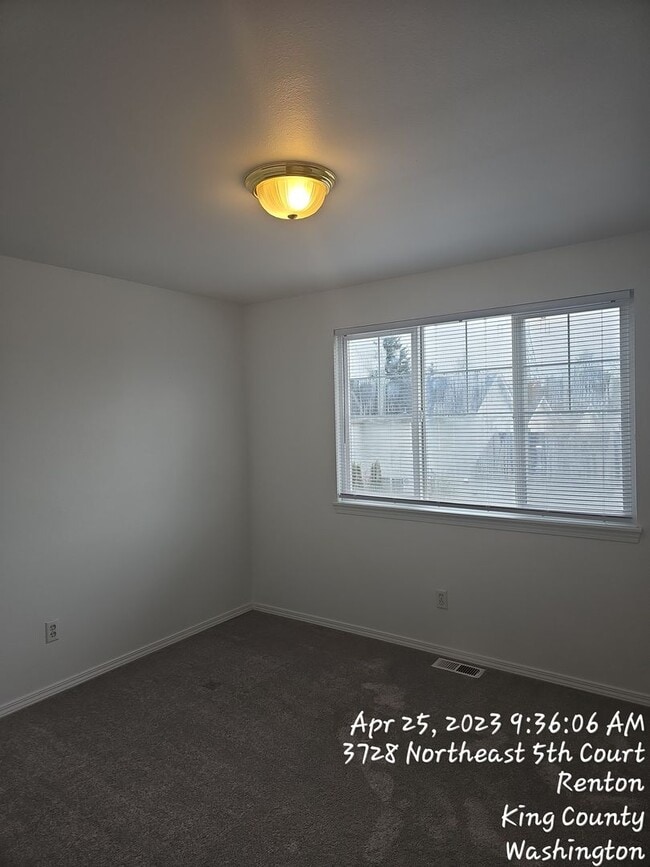 Building Photo - Renton highlands 2 story home for rent, 3 bedroom 2.5 bath with 2 car garage, Avail April 15th!