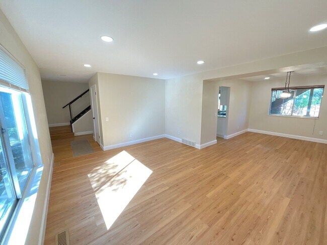 Building Photo - 4 Bedroom Home Available Near E Cheyenne M...