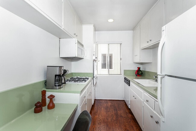 Building Photo - 938 San Vicente Blvd