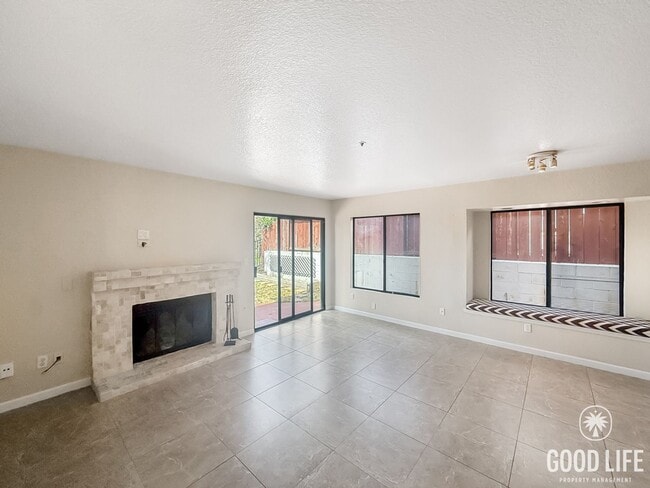 Building Photo - Beautiful 4B/2.5BA House in Vista w/ Attac...