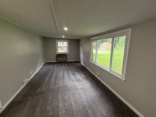 Building Photo - 802 Crestview Dr